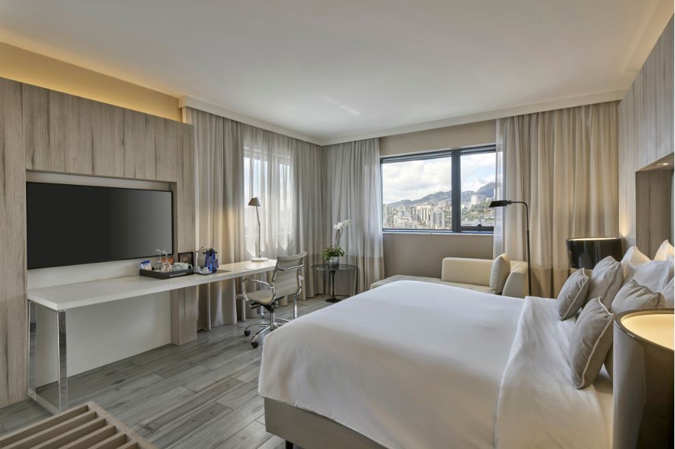 Habitación en Radisson Blu Belo Horizonte Savassi con cama king, escritorio y vista a la ciudad y las montañas