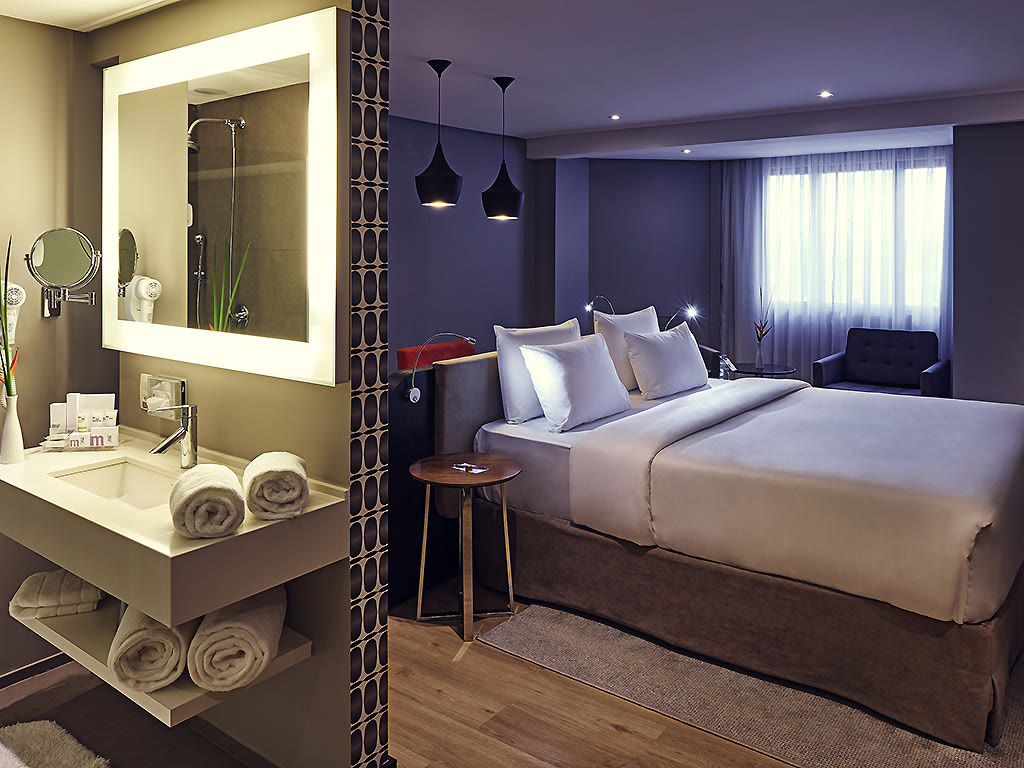 Guest room at Grand Mercure Brasília Eixo Monumental with a king bed