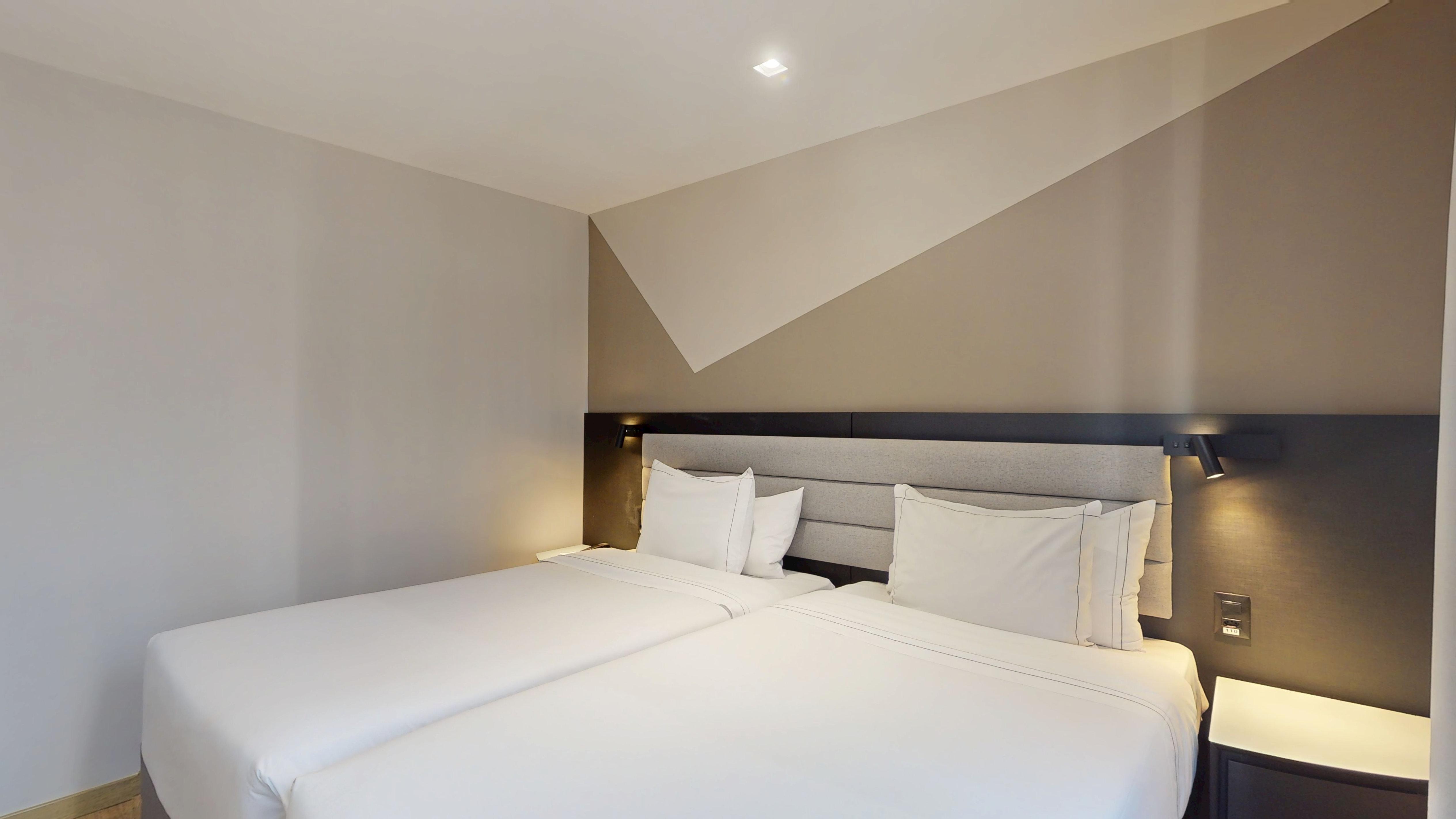 Guest room at Meliá Paulista with twin beds